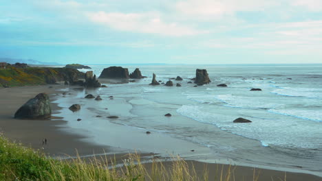 Dramatische-Seelandschaft-Und-Meeresstapel-Am-Strand-Von-Bandon,-Oregon