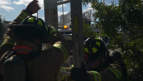 Feuerwehrleute-Richten-Eine-Rettungsleiter-Für-Den-Ersteinsatz-An-Einem-Gebäude-Ein
