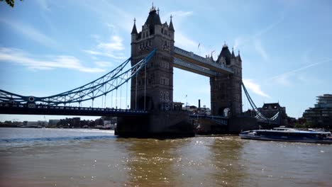 Zeitraffer-Der-Tower-Bridge,-Gelegen-An-Der-Themse-In-London,-England,-Vereinigtes-Königreich