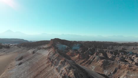 Filmische-Luftaufnahme-Von-Wunderschönen-Sandsteinbergen-In-Der-Wüste