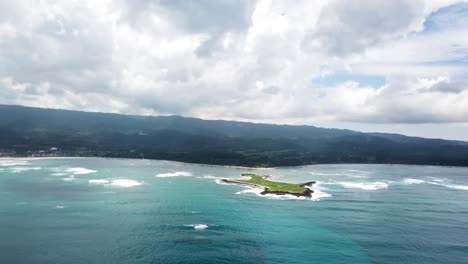 Drone-Shot-flying-towards-Goats-Island-and-the-NorthEast-Coastline-of-Oahu