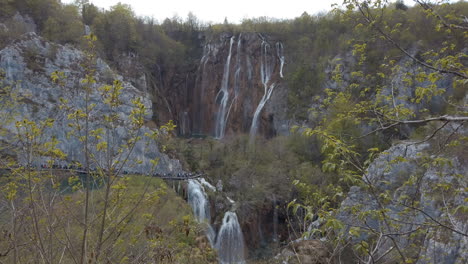 Weitwinkelaufnahme-Des-Veliki-Slap-Wasserfalls,-Während-Sich-Touristen-In-Der-Ferne-Nähern,-Um-Ihn-Zu-Bewundern