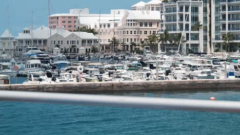 Bermuda-Fähre,-Die-Von-Hamilton-City-Zur-Royal-Naval-Dockyard-Fährt