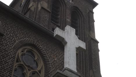 Imágenes-De-Una-Cruz-Frente-A-Una-Iglesia-En-Alemania