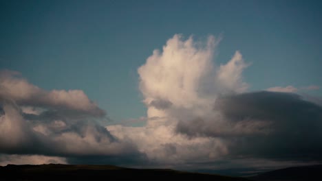 Zeitraffer-Von-Verrückten,-Sich-Bewegenden-Wolken-In-Island