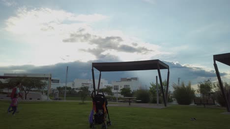 Eine-Schwere-Wolke-Bedeckte-Die-Sonne-Im-Saki-Park