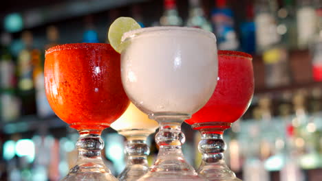 Margaritas-In-Der-Mexikanischen-Bar,-Die-Würzig-Rotiert