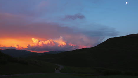 Eine-Breite-Aufnahme-Eines-Wunderschönen,-Farbenfrohen-Sonnenuntergangs-In-Den-Bergen-Von-Utah,-In-Der-Nähe-Von-Wanship-Und-Park-City