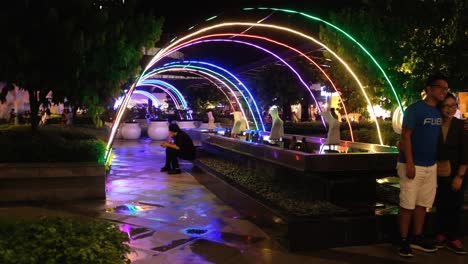 Un-Paseo-Con-Forma-De-Jardín-En-La-Azotea-Es-Una-De-Las-Atractivas-Comodidades,-Especialmente-Durante-Las-Noches-En-Ayala-Mall-Cebu,-Uno-De-Los-Centros-Comerciales-Más-Populares-De-Filipinas