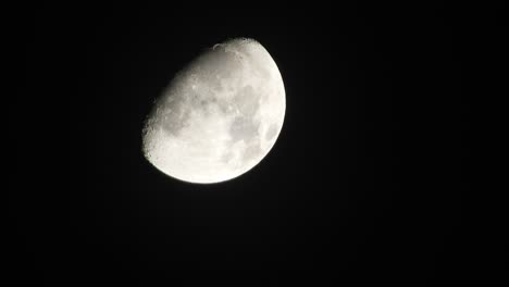Mond-Mit-Wolken-Am-Nachthimmel