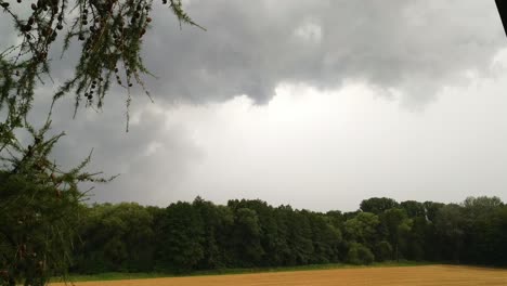 Regenwolken-über-Einem-Feld