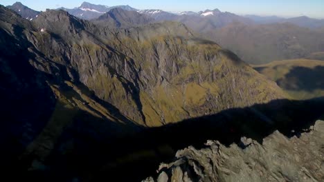 Filmación-De-Drones-Sobre-Los-Acantilados-Y-Rocas-De-La-Montaña-En-Un-Brillante-Día-De-Verano