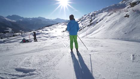 Seguimiento-En-Cámara-Lenta:-Esquiador-Joven-Esquiando-En-Un-Hermoso-Día-De-Invierno-En-Una-Pendiente-Perfecta-En-La-Estación-De-Esquí-De-Los-Alpes-Suizos-Durante-Un-Día-Despejado