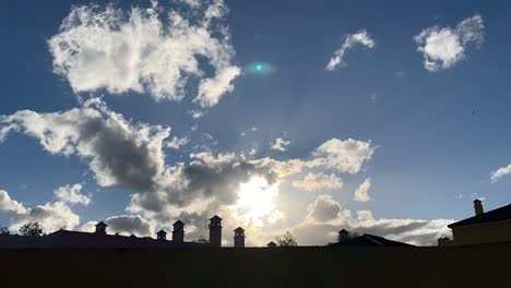 Zeitraffer-Eines-Sonnenuntergangs-Hinter-Wolken-Mit-Dachsilhouette