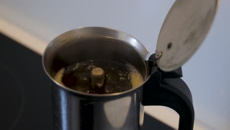 Zubereitung-Eines-Frischen-Schwarzen-Kaffees-In-Einer-Mokkakanne