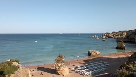 Mirando-Hacia-La-Playa-De-Praia-Dona-Ana-Y-El-Hermoso-Mar-En-Lagos,-Portugal