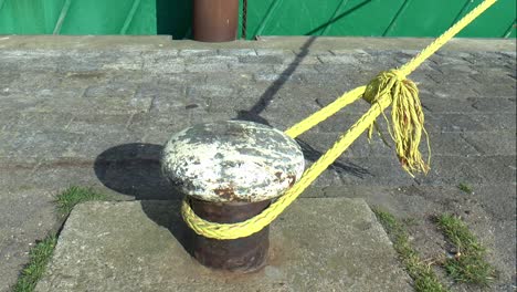 Yellow-rope-from-a-ship-around-a-bollard