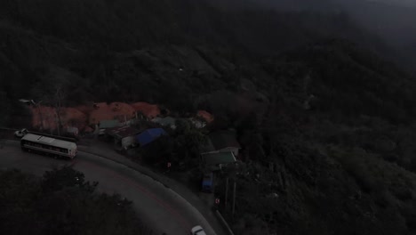 Revelando-Toma-Aérea-De-Drones-4k-De-La-Curva-De-La-Carretera-A-La-Ciudad-De-Baguio-En-Filipinas
