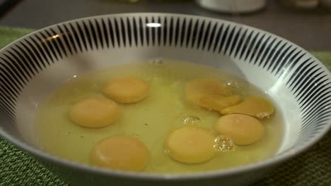 Zeitlupe-Cu-Männlicher-Koch-Bricht-Eier,-Um-Ein-Gericht-Zuzubereiten