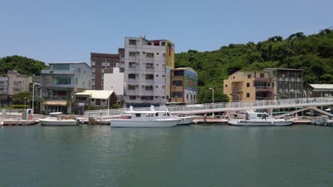 La-Vista-Desde-El-Ferry-De-Kaohsiung-A-La-Isla-De-Cijin,-Taiwán
