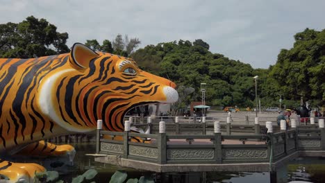 Visitors-leaving-The-Dragon-and-Tiger-Pagodas-at-Lotus-Pond-in-Kaohsiung,-Taiwan