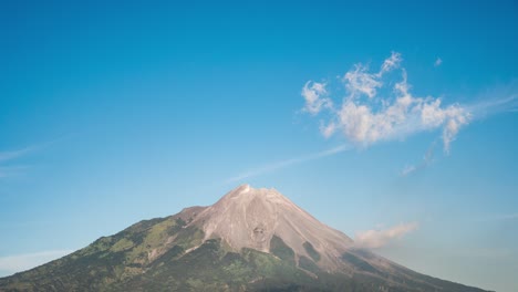 Nubes-Formándose-Sobre-El-Monte-Merapi,-Volcán-Indonesia