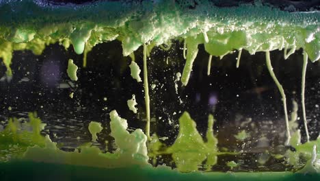 Spiegelfläche-Mit-Flüssigen-Ölblasen,-Die-In-Einer-Außerirdischen-Landschaft-Mit-Tiefenansicht-Aufsteigen-Und-Fallen