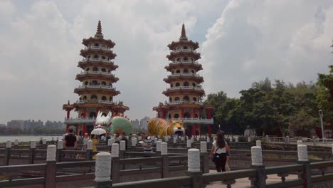 Tourists-visiting-the-Dragon-and-Tiger-Pagodas-in-Kaohsiung,-Taiwan