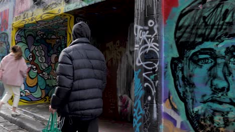 Touristen,-Die-Graffiti-kunstwerke-In-Der-Strumpfhose-Melbourne-Cbd-Besuchen