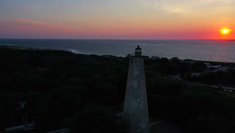Enthüllung-Eines-Wunderschönen-Sonnenuntergangs-Vor-Der-Kahlen-Kopfinsel-In-North-Carolina-Am-Alten-Kahlen-Leuchtturm