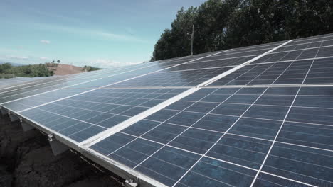 4k-Clip-Linke-Pfanne-Mit-Sonnenkollektoren-In-Einem-Solarkraftwerk-Für-Erneuerbare-Energien-Auf-Den-Hügeln-In-Der-Nähe-Eines-Waldes