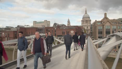 Zeitraffer-Von-Fußgängern-Auf-Der-Millennium-Fußgängerbrücke-In-London-Bei-Der-St.-Pauls-Cathedral
