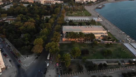 Filmische-Drohnenaufnahme,-Die-über-Den-Weißen-Turm-Von-Thessaloniki,-Griechenland,-Fliegt