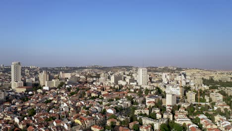 Warme,-Gesättigte-Luftaufnahme-Des-Städtischen-Stadtzentrums-Von-Jerusalem,-Rotierende-Panoramaaufnahme