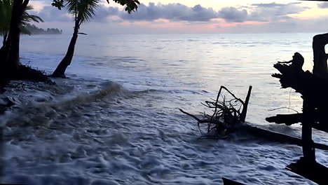 Sunrise-at-the-beach-with-the-waves-coming-in-at-high-tide-on-the-Pacific-Ocean-in-Panama