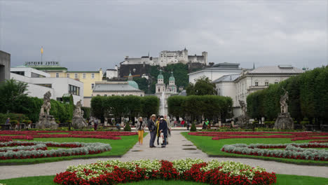 Salzburgo,-Austria,-Circa:-Timelapse-Jardines-Mirabell-Con-La-Antigua-Fortaleza-Histórica-Hohensalzburg-En-El-Fondo-En-Salzburgo,-Austria