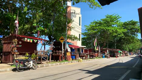 Una-Filmación-De-Una-Carretera-Principal-Vacía-En-La-Isla-De-Pangkor