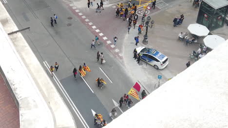 Katalanen-Mit-Der-Estelada-Flagge-Auf-Der-Via-Laietana-Neben-Der-Polizei-Während-Des-Katalanischen-Protests-In-Barcelona