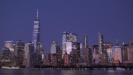 Weite-Aufnahme-Der-Skyline-Von-New-York-Bei-Sonnenuntergang-Von-Einem-Boot-Auf-Dem-Hudson-River