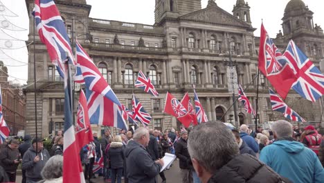 Primer-Plano-De-Personas-Con-Banderas-Británicas-En-Un-Mitin-De-Independencia-Escocés