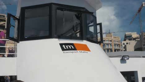 Nahaufnahme-Eines-Taxiboots-In-Malta,-Das-Menschen-Von-Sliema-Nach-Valletta-Bringt