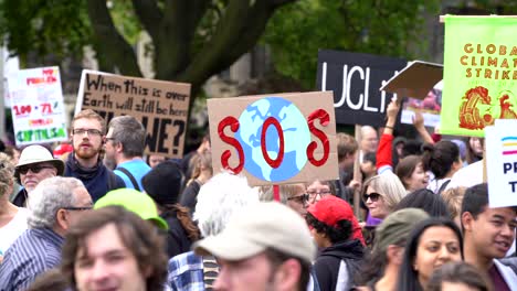 Menschen-Mit-Plakaten-Zum-Globalen-Klimawandel-Marschieren