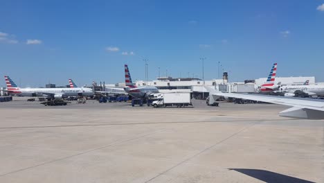 Blick-Aus-Dem-Flugzeugfenster-Während-Der-Fahrt-Zum-Flughafengate,-Dallas-Texas