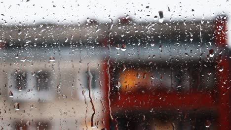 Starker-Regen-Regnet-Durch-Fensterglas,-Zeitlupe