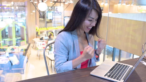 Erfolgreich-Arbeitende-Asiatische-Frau-Lange-Haare-Glücklich-Schreiend-Vor-Laptop-Am-Büroarbeitsplatz