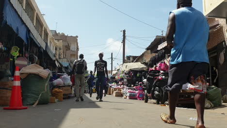 Von-Passanten-In-Dakar-Sandaga-Markt,-Niedriger-Winkel-Noch-Erschossen