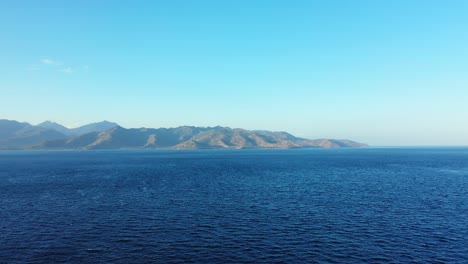 Isla-Con-Montañas-En-Medio-Del-Océano-En-Lombok