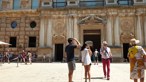 Turistas-Fuera-Del-Palacio-Charles-V-En-La-Alhambra,-Granada