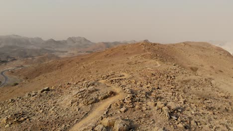 Mountainbike-Enduro-Trail-Pfad-Mit-Hölzernem-Rasthütten-Checkpoint-In-Al-Taween,-Fujairah,-Vereinigte-Arabische-Emirate