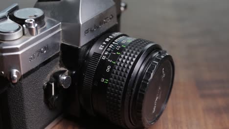 Eine-Parallaxenaufnahme-Einer-Vintage-Kamera